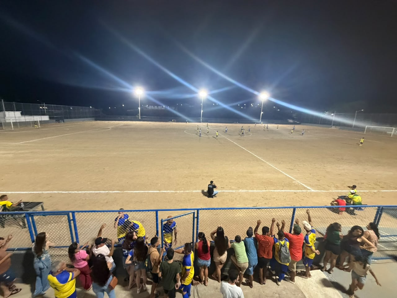 Prefeito Nelsinho Honorato inaugura nova iluminação, alambrado e bancos de reserva no estádio municipal de Coxixola