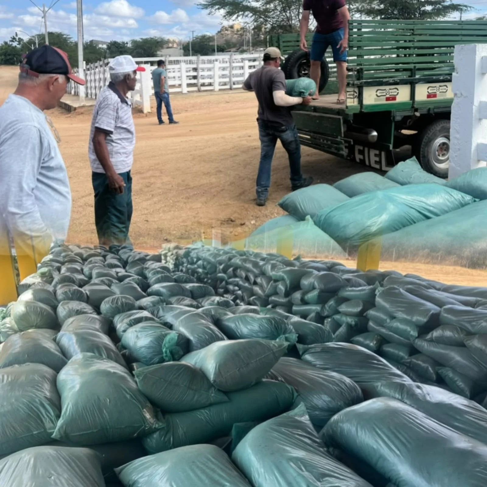 Prefeitura de Sumé e Governo da Paraíba iniciam distribuição de silagem no município